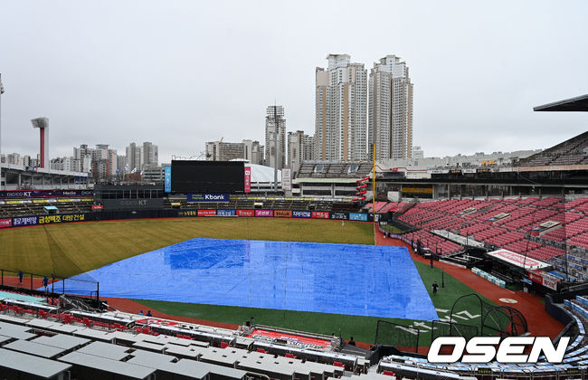 KBO리그 수원 시범경기가 봄비로 인해 우천 취소됐다.26일 오후 1시 수원KT위즈파크에서 열릴 예정이었던 2022 KBO 시범경기 KT 위즈와 삼성 라이온즈의 맞대결이 우천 및 그라운드 사정으로 인해 취소됐다.사진은 방수포 덮인 수원KT위즈파크. 2022.03.26 / sunday@osen.co.kr