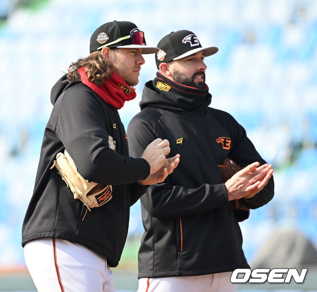 한화 킹험과 카펜터가 수비 훈련을 하고 있다. 2022.02.25 /OSEN DB