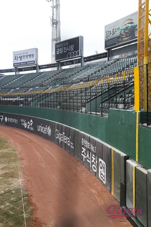 담장 높이를 높인 부산 사직구장 / 롯데 자이언츠 제공