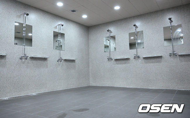리모델링으로 새로워진 잠실야구장 내부 시설이 공개됐다. 새단장을 한 원정팀 락커룸 내부 샤워실. 2022.03.24 /ksl0919@osen.co.kr