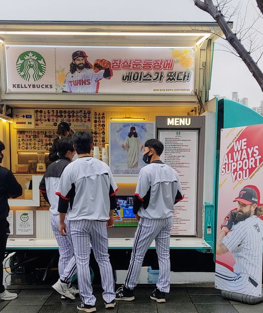 LG 켈리 팬클럽이 보내준 커피차. /LG 트윈스 제공