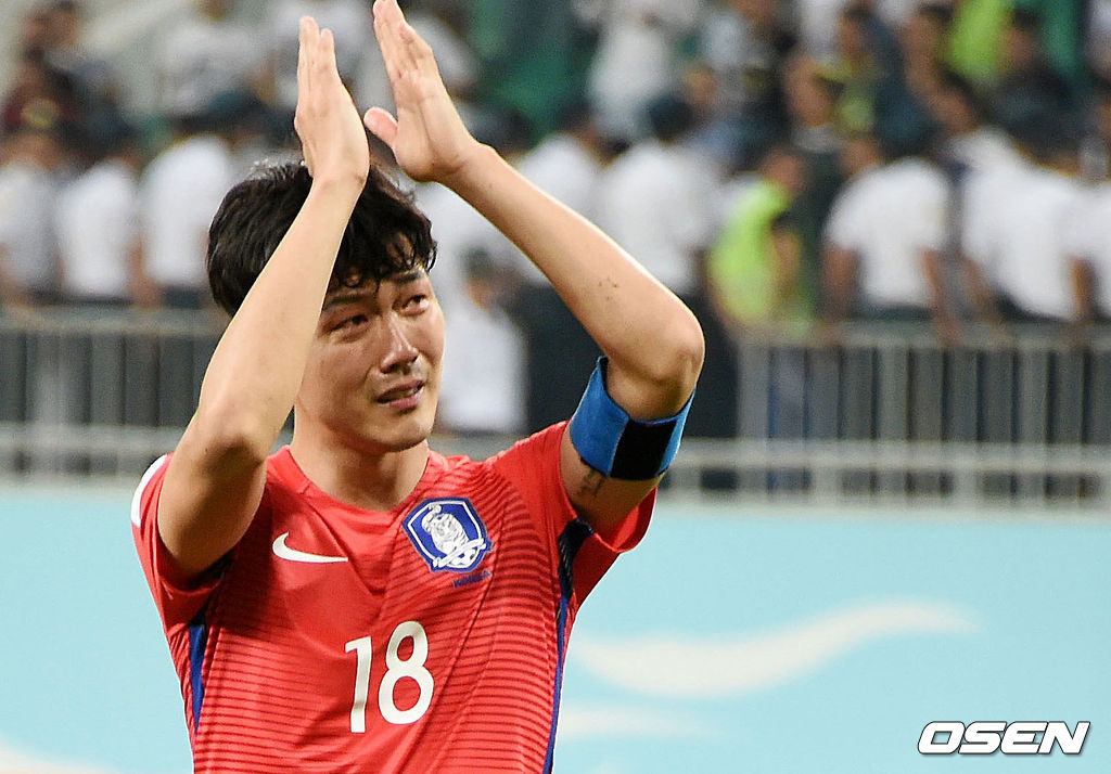6일 오전(한국시간) 우즈베키스탄 타슈켄트 분요드코르 스타디움에서 열린 '2018 러시아 월드컵 아시아지역 A조 최종예선 10차전' 대한민국과 우즈베키스탄의 경기에서 우즈베키스탄과 무득점 무승부를 기록한 한국은 이란이 시리아와 비겨주며 조 2위를 지켜내고 월드컵 9회 연속 본선 진출에 성공했다.경기를 마치고 한국 김영권이 박수를 보내고 있다. 2017.09.06 /spjj@osen.co.kr