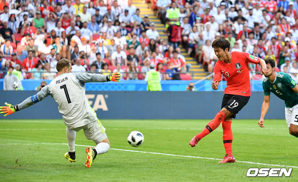 한국이 세계 1위 독일을 잡으며 1승 2패로 러시아 월드컵을 마감했다.한국은 28일(한국시간) 새벽 러시아 카잔의 카잔 아레나서 끝난 독일과 2018 러시아 월드컵 F조 조별리그 최종 3차전서 후반 추가시간 김영권의 극적 결승골과 손흥민의 쐐기골에 힘입어 2-0 짜릿한 승리를 거뒀다.이로써 한국은 2연패를 당한 뒤 역사에 남을 1승을 거두며 3위로 조별리그서 짐을 싸게 됐다. 디펜딩 챔프인 독일(승점 3)은 스웨덴과 멕시코(이상 승점 6), 한국에 이어 꼴찌로 16강행이 무산됐다.후반 김영권이 선제골에 성공하며 기뻐하고 있다. 2018.06.27 /jpnews@osen.co.kr