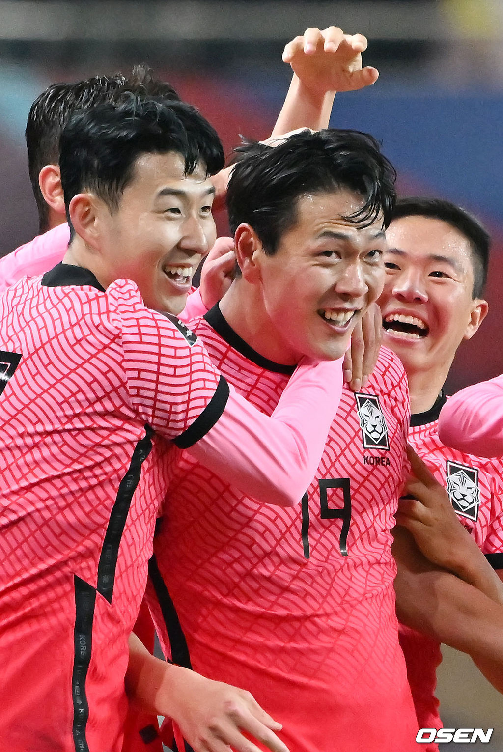 24일 오후 서울월드컵경기장에서 파울루 벤투 감독이 이끄는 대한민국 축구대표팀이 이란과 ‘2022 카타르월드컵’ 최종예선 A조 9차전을 가졌다.후반 김영권이 추가골에 성공한 후 손흥민과 기쁨을 나누고 있다. 22.03.24 /rumi@osen.co.kr