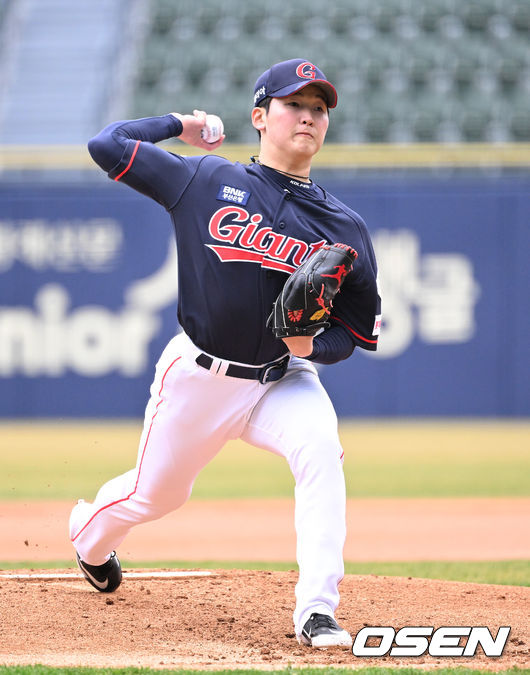 26일 오후 서울 잠실야구장에서 '2022 KBO리그 시범경기’ 롯데 자이언츠와 LG 트윈스의 경기가 열렸다.1회말 무사에서 롯데 선발투수 최준용이 역투하고 있다. 2022.03.26 / sunday@osen.co.kr