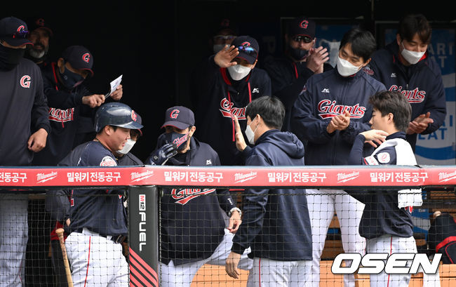 26일 오후 서울 잠실야구장에서 '2022 KBO리그 시범경기’ 롯데 자이언츠와 LG 트윈스의 경기가 열렸다.3회초 1사 2루에서 롯데 조세진의 중전 적시타 때 홈을 밟은 2루주자 정보근이 더그아웃에서 동료들의 축하를 받고 있다. 2022.03.26 / sunday@osen.co.kr