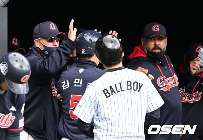 26일 오후 서울 잠실야구장에서 '2022 KBO리그 시범경기’ 롯데 자이언츠와 LG 트윈스의 경기가 열렸다.6회초 무사 1,2루에서 롯데 박승욱의 적시타 때 홈을 밟은 2루주자 김민수가 서튼 감독의 축하를 받고 있다. 2022.03.26 / sunday@osen.co.kr