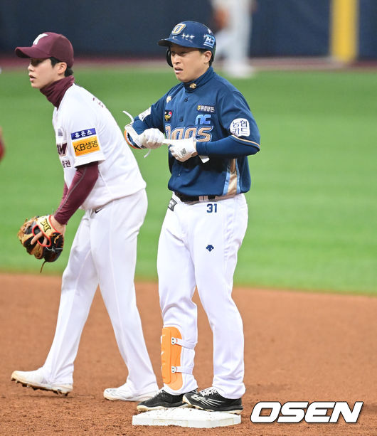 3회초 2사 2루 NC 손아섭이 선취 1타점 적시타를 날리고 타임을 요청하고 있다 2022.03.26 / soul1014@osen.co.kr