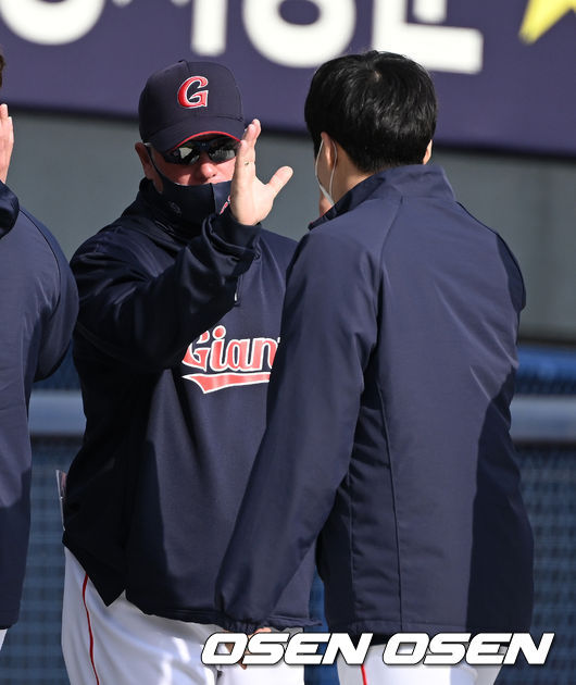 롯데가 LG에 승리했다. 롯데는 26일 서울 잠실구장에서 열린 LG와 KBO리그 시범경기에서 6-1로 승리했다. 롯데 선발 최준용이 3이닝 1피안타 4탈삼진 무실점으로 호투했고, 이어 2번째 투수로 나온 이인복은 4이닝 2피안타 1실점으로 잘 던졌다. 두 선수 모두 선발 로테이션 진입이 유력하다. 팀 타선은 홈런은 없었으나 2루타 3개 포함해 12안타를 터뜨렸다. 고승민이 3안타를 때렸다.경기 종료 후 롯데 서튼 감독이 선수들과 승리의 기쁨을 나누고 있다. 2022.03.26 / sunday@osen.co.kr