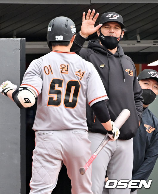 한화 이원석이 우월 솔로 홈런을 날린 후 덕아웃에서 수베로 감독과 하이파이브를 하고 있다. 2022.03.25 /OSEN DB
