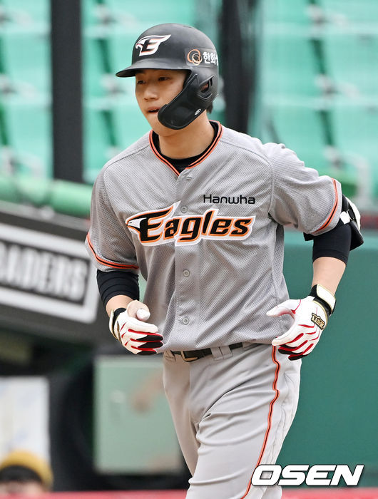 한화 이원석이 우월 솔로 홈런을 날린 후 그라운드를 돌고 있다. 2022.03.25 /OSEN DB