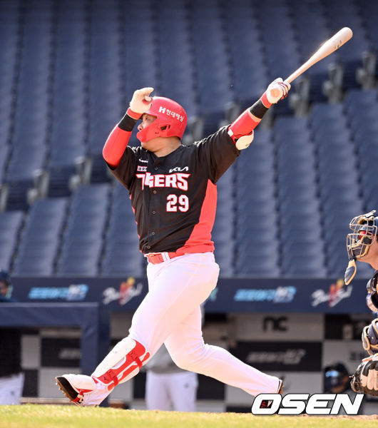 KIA 나지완이 7회 중월 솔로 홈런을 날리고 있다. 2022.03.12 /OSEN DB