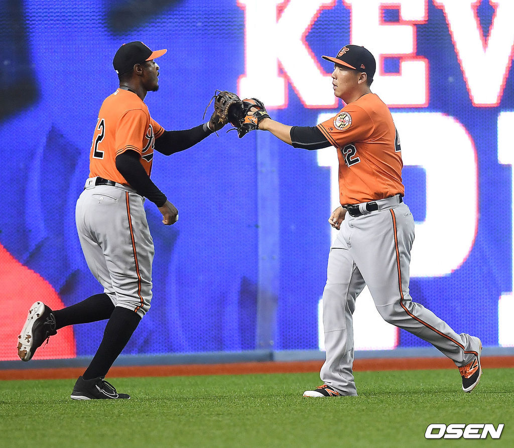 볼티모어 시절 애덤 존스와 김현수. /OSEN DB