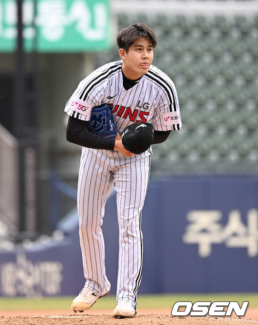 26일 오후 서울 잠실야구장에서 '2022 KBO리그 시범경기’ 롯데 자이언츠와 LG 트윈스의 경기가 열렸다.4회초 무사 롯데 정훈에게 몸에 맞는 볼을 허용한 LG 강효종이 사과를 하고 있다. 2022.03.26 / sunday@osen.co.kr