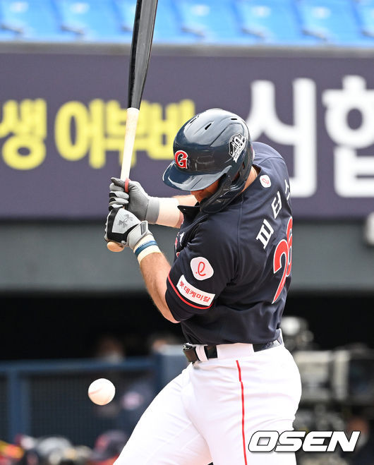 26일 오후 서울 잠실야구장에서 '2022 KBO리그 시범경기’ 롯데 자이언츠와 LG 트윈스의 경기가 열렸다.4회초 무사 1루에서 롯데 피터스가 LG 강효종의 투구에 맞고 있다. 2022.03.26 / sunday@osen.co.kr