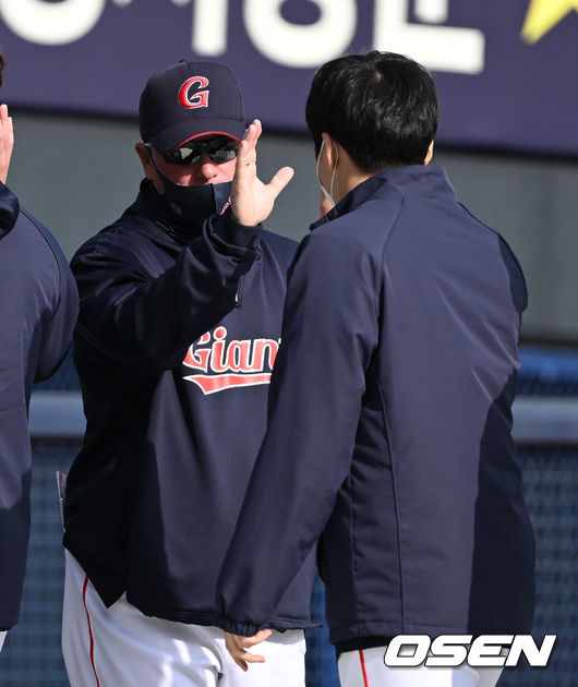 롯데가 LG에 승리했다. 롯데는 26일 서울 잠실구장에서 열린 LG와 KBO리그 시범경기에서 6-1로 승리했다. 롯데 선발 최준용이 3이닝 1피안타 4탈삼진 무실점으로 호투했고, 이어 2번째 투수로 나온 이인복은 4이닝 2피안타 1실점으로 잘 던졌다. 두 선수 모두 선발 로테이션 진입이 유력하다. 팀 타선은 홈런은 없었으나 2루타 3개 포함해 12안타를 터뜨렸다. 고승민이 3안타를 때렸다.경기 종료 후 롯데 서튼 감독이 선수들과 승리의 기쁨을 나누고 있다. 2022.03.26 / sunday@osen.co.kr