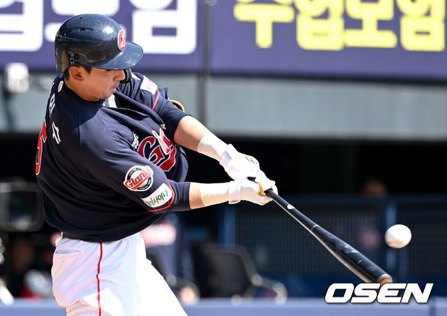 27일 서울 잠실야구장에서 ’2022 신한은행 SOL KBO리그’ 시범경기 LG 트윈스와 롯데 자이언츠의 경기가 열렸다.5회초 무사 1루 상황 롯데 김민수가 다시 앞서가는 좌월 투런포를 날리고 있다. 2022.03.27 / dreamer@osen.co.kr