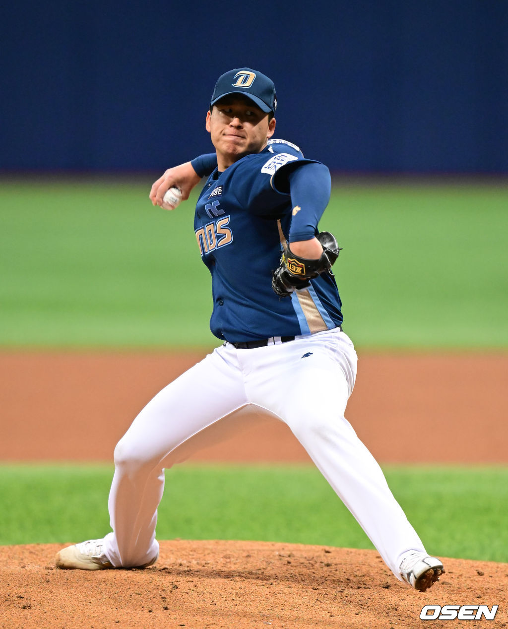 27일 오후 서울 고척스카이돔에서 ’2022 신한은행 SOL KBO리그’ 키움 히어로즈와 NC 다이노스의 시범경기가 진행됐다.1회말 NC 선발투수 신민혁이 역투하고 있다.  2022.03.27 / soul1014@osen.co.kr
