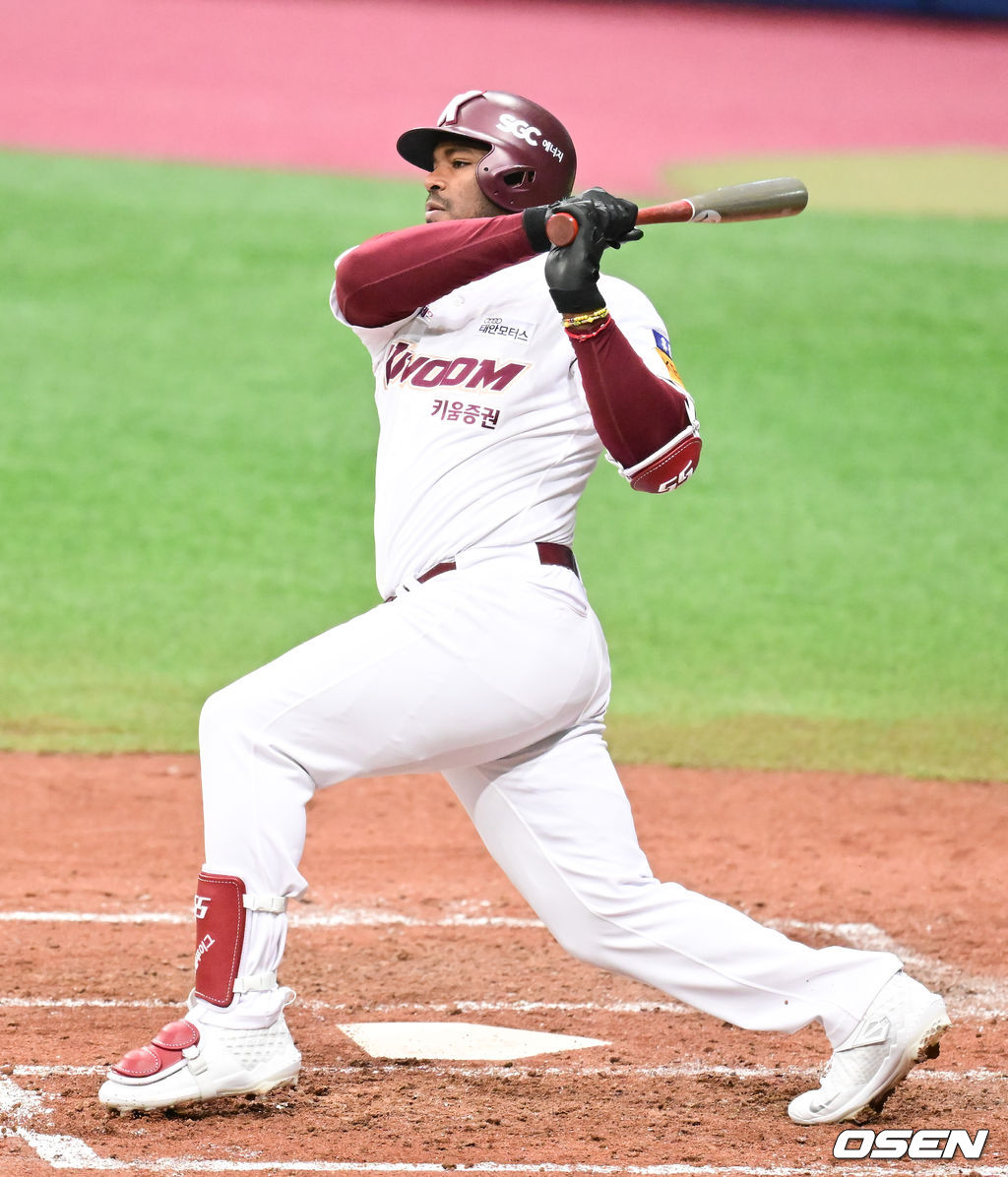 27일 오후 서울 고척스카이돔에서 ’2022 신한은행 SOL KBO리그’ 키움 히어로즈와 NC 다이노스의 시범경기가 진행됐다.4회말 1사 키움 푸이그가 안타를 날리고 있다. 2022.03.27 / soul1014@osen.co.kr