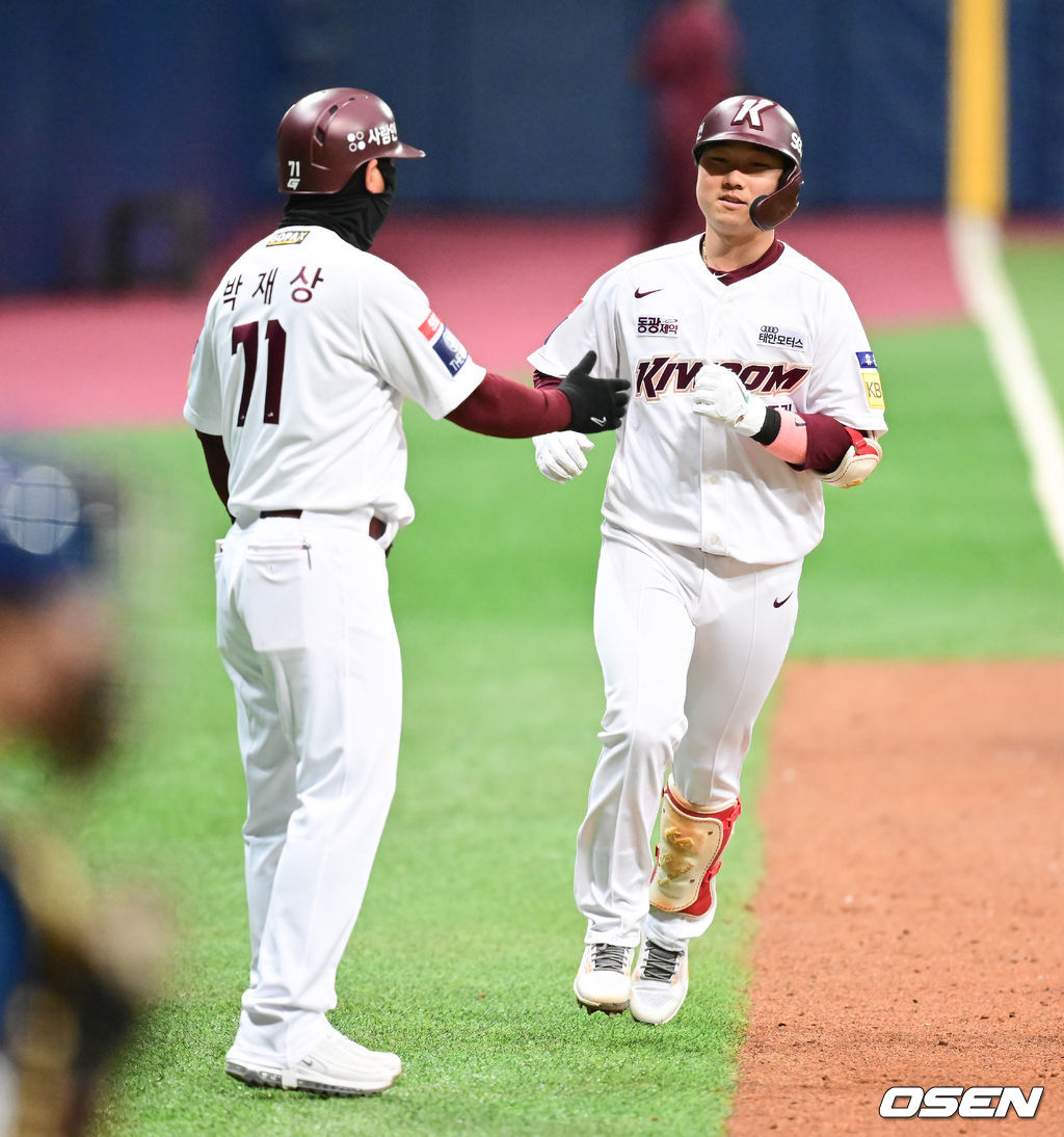 27일 오후 서울 고척스카이돔에서 ’2022 신한은행 SOL KBO리그’ 키움 히어로즈와 NC 다이노스의 시범경기가 진행됐다.8회말 2사 1,2루 키움 강민국이 3점 홈런을 날리고 박재상 3루코치와 하이파이브를 하고 있다. 2022.03.27 / soul1014@osen.co.kr