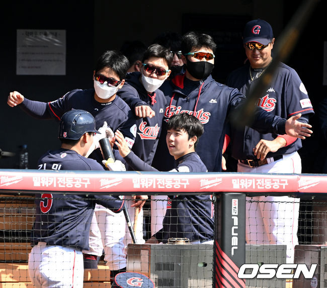 27일 서울 잠실야구장에서 ’2022 신한은행 SOL KBO리그’ 시범경기 LG 트윈스와 롯데 자이언츠의 경기가 열렸다.5회초 무사 1루 상황 롯데 김민수가 다시 앞서가는 좌월 투런포를 날리고 더그아웃 동료들과 기뻐하고 있다. 2022.03.27 / dreamer@osen.co.kr