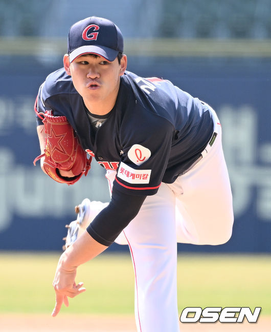 1회말 롯데 선발 김진욱이 힘차게 공을 뿌리고 있다. 2022.03.27 / dreamer@osen.co.kr