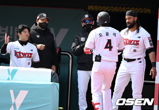 4회말 2사에서 KT 오윤석이 좌월 솔로포를 날리고 이강철 감독을 비롯한 동료선수들과 하이파이브를 하고 있다. 2022.03.27 /jpnews@osen.co.kr