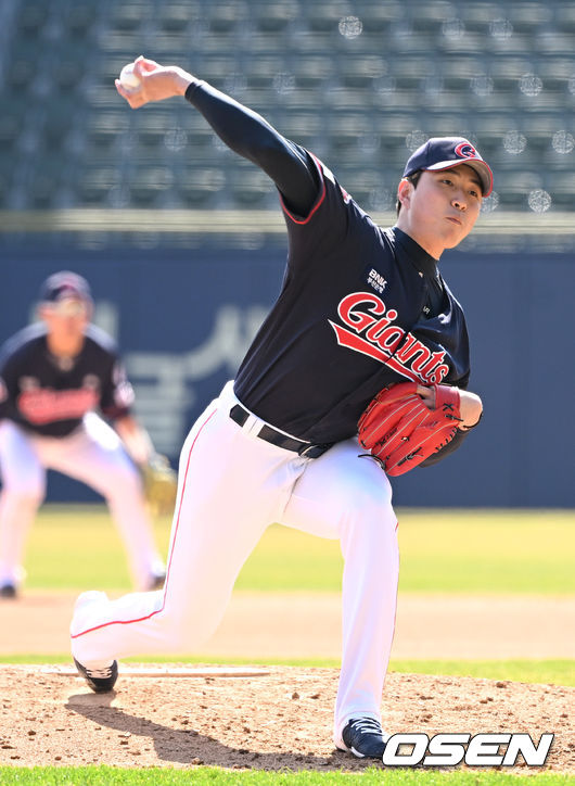 27일 서울 잠실야구장에서 ’2022 신한은행 SOL KBO리그’ 시범경기 LG 트윈스와 롯데 자이언츠의 경기가 열렸다.6회말 롯데 투수 이승헌이 힘차게 공을 뿌리고 있다. 2022.03.27