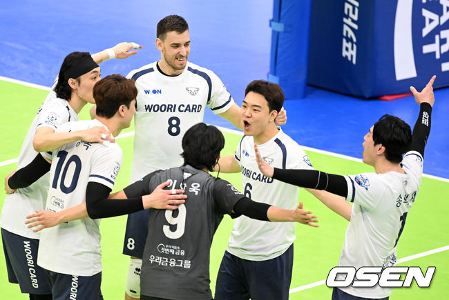 2세트 우리카드 선수들이 득점에 기뻐하고 있다. 2022.03.27 /jpnews@osen.co.kr