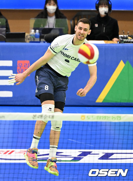 2세트 우리카드 레오가 서브를 하고 있다. 2022.03.27 /jpnews@osen.co.kr