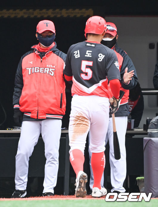 KIA 김도영이 역전 득점을 올리고 김종국 감독의 축하를 받고 있다. 2022.03.17 /OSEN DB