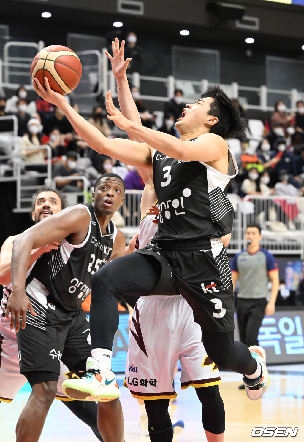 3일 오후 경기도 수원시 권선구 수원KT소닉붐아레나에서 ‘2021-2022 KGC정관장 프로농구’ 수원 KT와 창원 LG의 경기가 진행됐다.3쿼터 KT 정성우가 레이업슛을 성공시키고 있다. . 2022.03.03 / soul1014@osen.co.kr