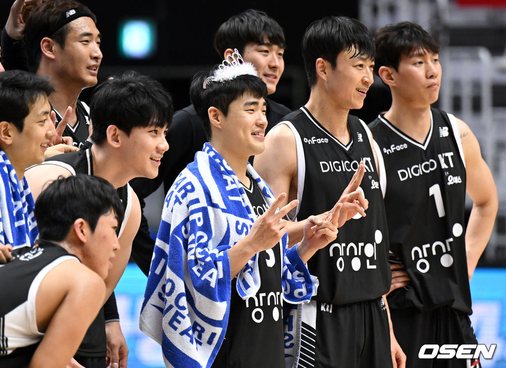 18일 오후 수원 KT 소닉붐 아레나에서 2021-2022 KGC인삼공사 정관장 프로농구 수원 KT와 울산 현대모비스의 경기가 열렸다.경기 종료 후 KT 정성우가 동료들과 기념촬영을 하고 있다. 2022.03.18 /sunday@osen.co.kr