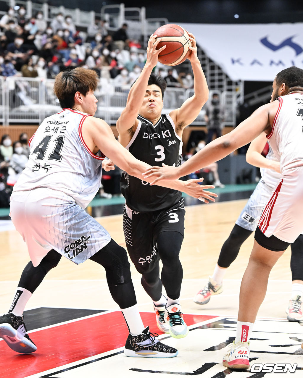 25일 오후 수원 KT소닉붐 아레나에서 ’2021-2022 KGC 인삼공사 정관장 프로농구’ 수원 KT와 안양 KGC의 경기가 진행됐다. 1쿼터 KT 정성우가 드리블을 하고 있다. 2022.03.24 / soul1014@osen.co.kr