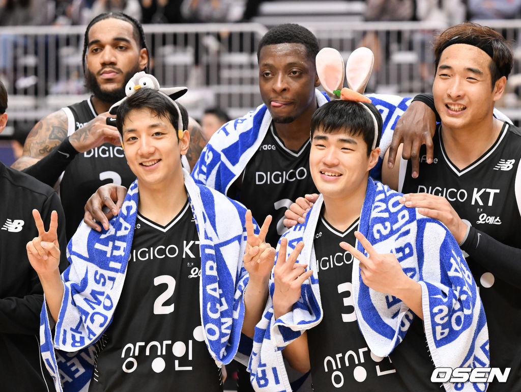 경기종료 후 KT 선수들이 승리의 포즈를 취하고 있다. 2022.03.25 / soul1014@osen.co.kr