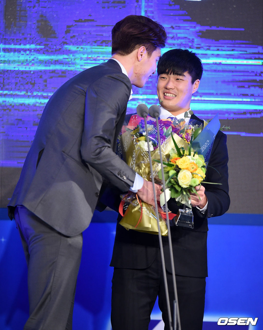 22일 오후 서울 반포동 JW 메리어트 호텔에서 열린 '2015-2016 KCC 프로농구' 시상식에서 신인 선수상을 수상한 LG 정성우가 김종규의 축하를 받고 있다./jpnews@osen.co.kr