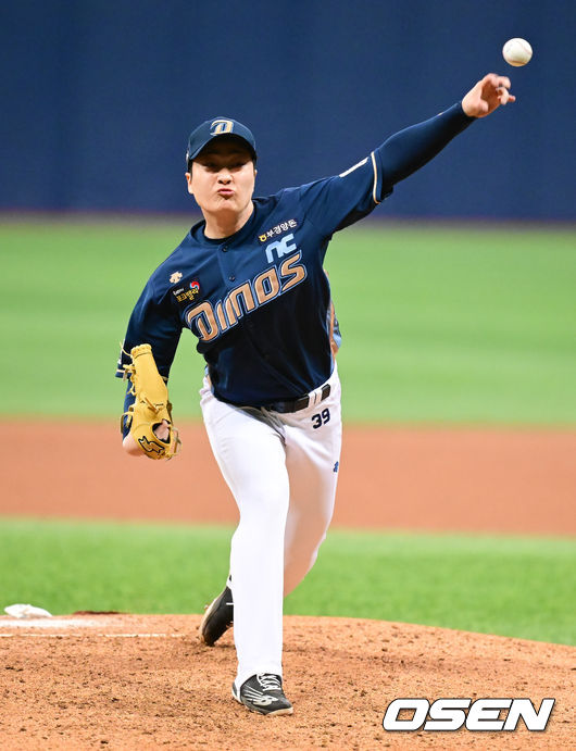 26일 오후 서울 고척스카이돔에서 ’2022 신한은행 SOL KBO리그’ 키움 히어로즈와 NC 다이노스의 시범경기가 진행됐다.6회말 NC 하준영 투수가 역투하고 있다..  2022.03.26 / soul1014@osen.co.kr