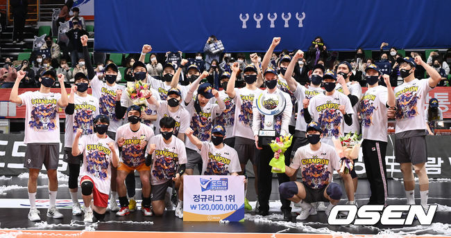 대한항공이 정규리그 1위를 확정했다. 5시즌 연속 챔피언결정전 진출에 성공했다.대한항공은 25일 안산 상록수체육관에서 열린 도드람 2021-2022 V리그 남자부 OK금융그룹과 6라운드, 시즌 최종전에서 세트 스코어 3-0(25-20, 25-23, 26-24) 승리를 거뒀다. 임동혁이 23득점, 정지석이 18득점, 곽승석이 10득점 활약을 펼치면서 팀 승리를 이끌었다.경기 종료 후 대한항공 선수단이 정규리그 1위의 기쁨을 나누고 있다. 2022.03.25 / sunday@osen.co.kr