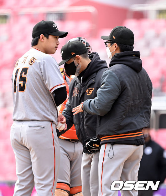 한화 호세 로사도 투수코치가 투수 김기중(왼쪽)을 교체하고 있다. 2022.03.21 /OSEN DB
