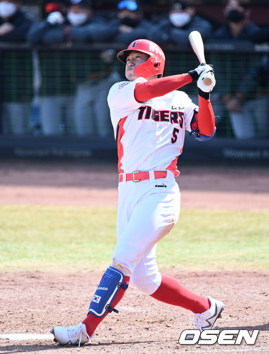 KIA 타이거즈 고졸 루키 김도영이 안타를 터트리고 있다./OSEN DB