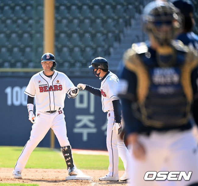 9회말 두산 장승현이 동점 적시타를 날리고 유재신 코치와 기뻐하고 있다. 2022.03.28 /jpnews@osen.co.kr