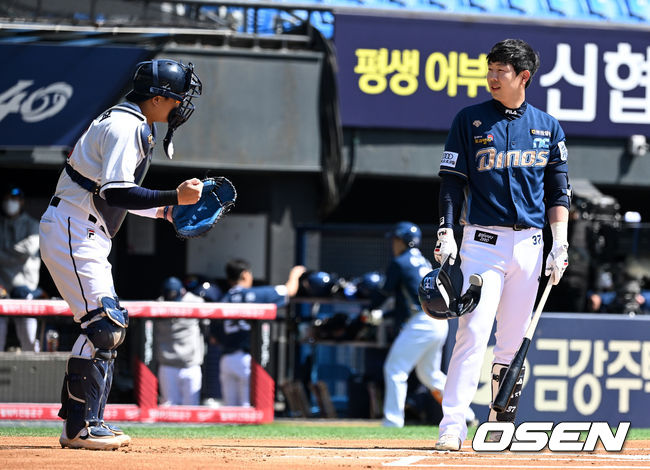 28일 오후 서울 잠실야구장에서 2022 KBO리그 두산 베어스와 NC 다이노스의 시범경기가 열렸다. 1회초 무사 NC 박건우가 타석에 들어서며 두산 박세혁과 이야기를 나누고 있다. 2022.03.28 /jpnews@osen.co.kr
