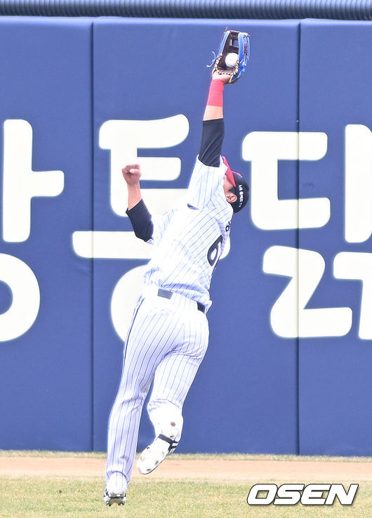 LG 우익수 송찬의가 두산 강승호의 타구를 잡아내고 있다. 2022.03.25 /OSEN DB