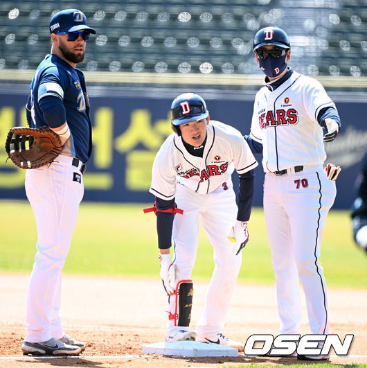 28일 오후 서울 잠실야구장에서 2022 KBO리그 두산 베어스와 NC 다이노스의 시범경기가 열렸다. 1회말 무사 3루에서 두산 안재석이 선제 적시타를 날리고 교체되고 있다. 안재석은 파울타구에 발등을 맞았지만 타석을 소화했다. 2022.03.28 /jpnews@osen.co.kr