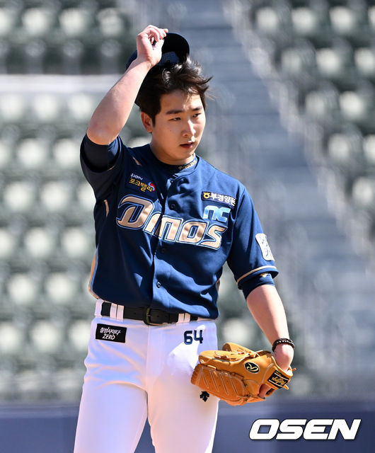 28일 오후 서울 잠실야구장에서 2022 KBO리그 두산 베어스와 NC 다이노스의 시범경기가 열렸다. 4회말 NC 조민석이 두산 박세혁에 사구를 범하며 미안함을 표하고 있다. 2022.03.28 /jpnews@osen.co.kr