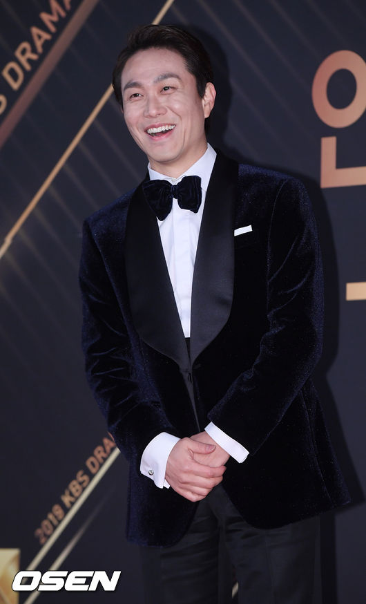31일 오후 서울 영등포구 여의도 KBS 신관홀 로비에서 진행된 '2019 KBS 연기대상' 포토월 행사 진행됐다.오정세가 포토월로 입장하며 포즈를 취하고 있다./ rumi@osen.co.kr