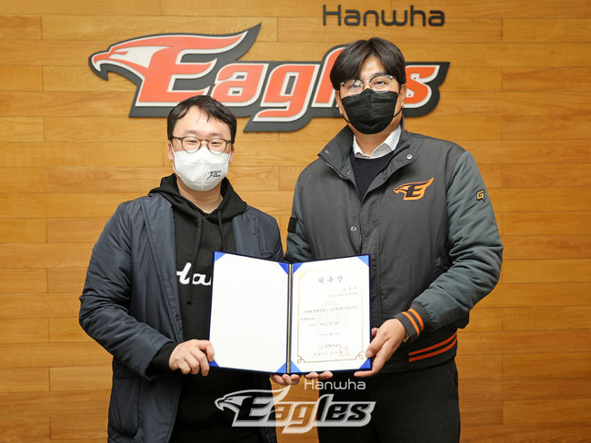 정민철 한화 단장과 금정섭 세종스포츠정형외과 원장(왼쪽)이 협약식에서 기념 촬영하고 있다. /한화 이글스 제공
