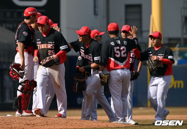 KIA가 삼성을 꺾고 시범경기 2연승을 달렸다. ‘제2의 이종범’ 김도영은 데뷔 첫 홈런을 터뜨리는 등 만점 활약을 펼쳤다.KIA는 15일 대구삼성라이온즈파크에서 열린 삼성과의 원정 경기에서 7-4로 이겼다. 지난 12일 창원 NC전 이후 2연승.경기 종료 후 승리를 거둔 KIA 선수들이 마운드에 모여 기뻐하고 있다. 2022.03.15 /cej@osen.co.kr
