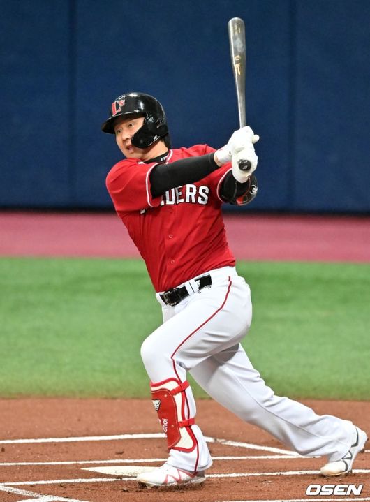 17일 서울 고척스카이돔에서 2022 KBO리그 시범경기 키움 히어로즈와 SSG 랜더스와의 경기가 열렸다.1회초 2사 SSG 최정이 3루수 앞 땅볼 타구를 날리고 있다. 2022.03.17 / rumi@osen.co.kr