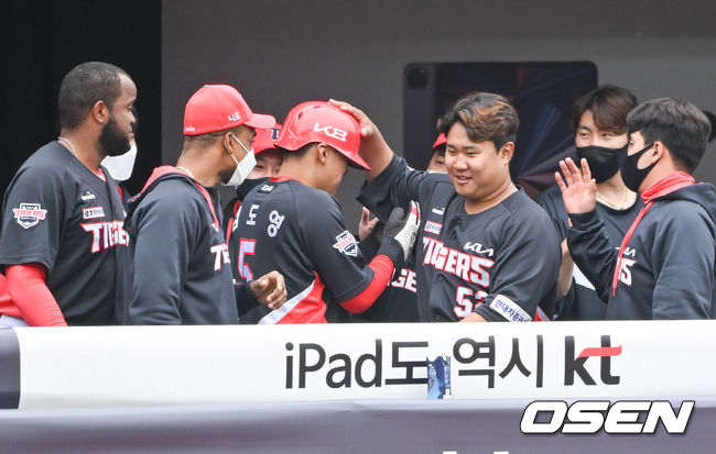2루 주자 김도영이 역전 득점을 올린뒤 동료들의 축하를 받고 있다. 2022.03.17 / soul1014@osen.co.kr